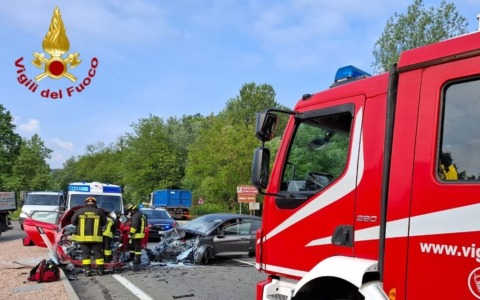 Incidente sulla Statale 32 ad Arona: tre auto coinvolte e tre feriti in ospedale
