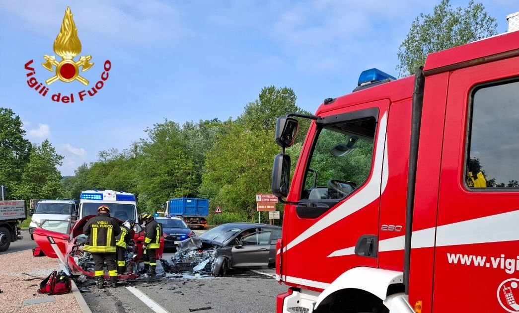 Incidente sulla Statale 32 ad Arona: tre auto coinvolte e tre feriti in ospedale