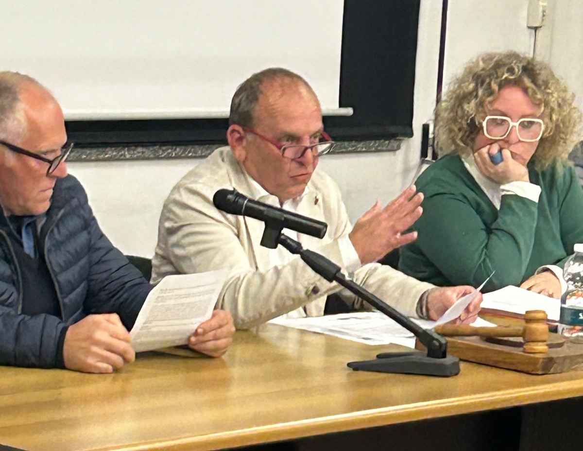 Incrocio pericoloso a Suno: semaforo previsto, ma rotonda ancora in attesa