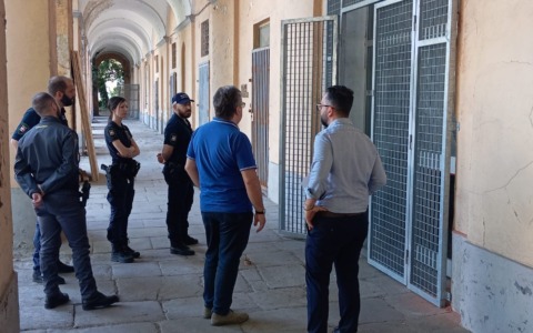 Inizia la messa in sicurezza dell’ex caserma Passalacqua a Novara dopo gli sgomberi