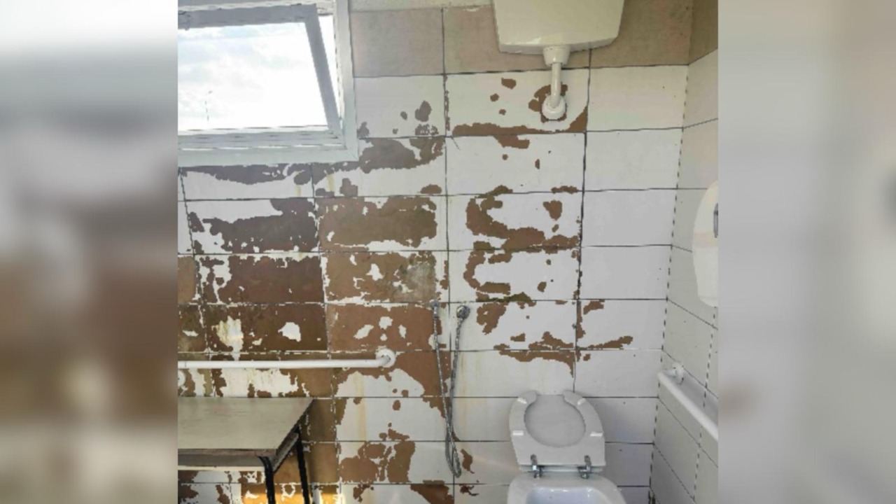 Lumellogno, degrado nei bagni del campo sportivo a pochi anni dai lavori