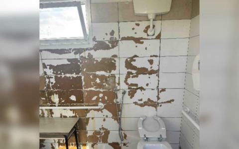 Lumellogno, degrado nei bagni del campo sportivo a pochi anni dai lavori