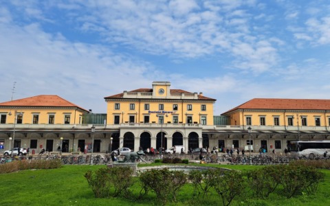 Novara, il sindaco chiede l’istituzione di una “zona rossa” attorno alla stazione