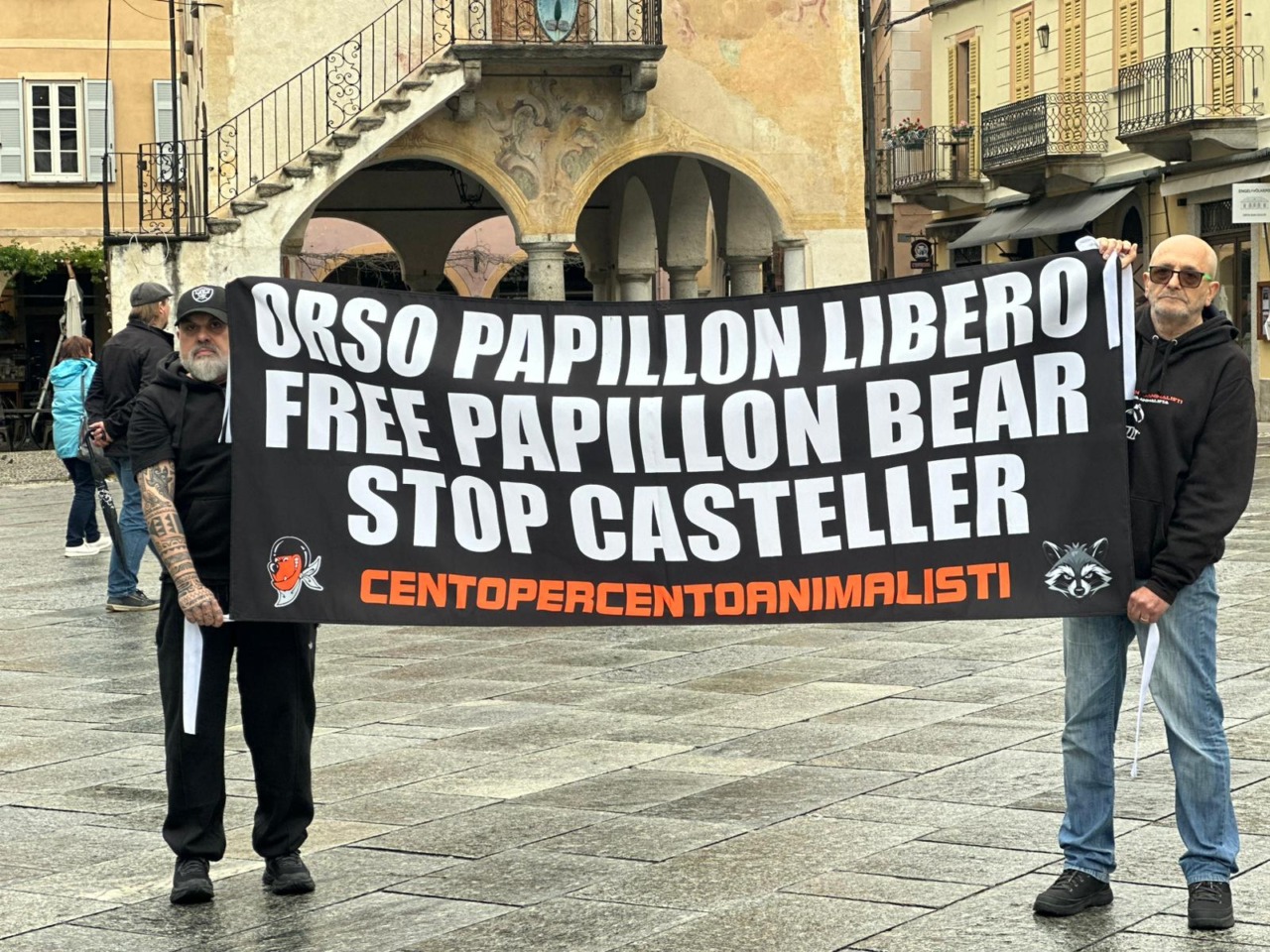Protesta a Orta San Giulio per l’orso Papillon, rinchiuso al Casteller di Trento