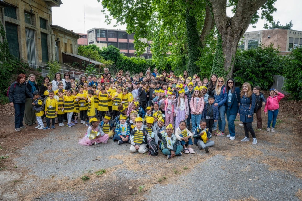 Ritorna a Novara il progetto “Miele Urbano”: cento bambini festeggiano le api