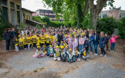 Ritorna a Novara il progetto “Miele Urbano”: cento bambini festeggiano le api