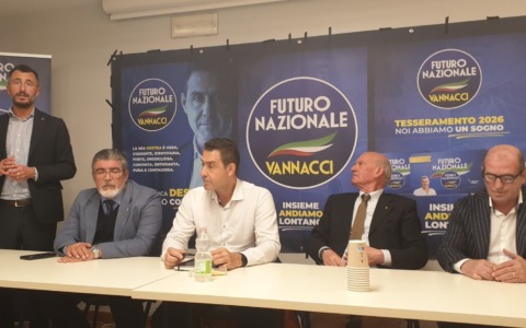 Roberto Vannacci a Novara accoglie i dissidenti di FdI nel movimento Futuro Nazionale