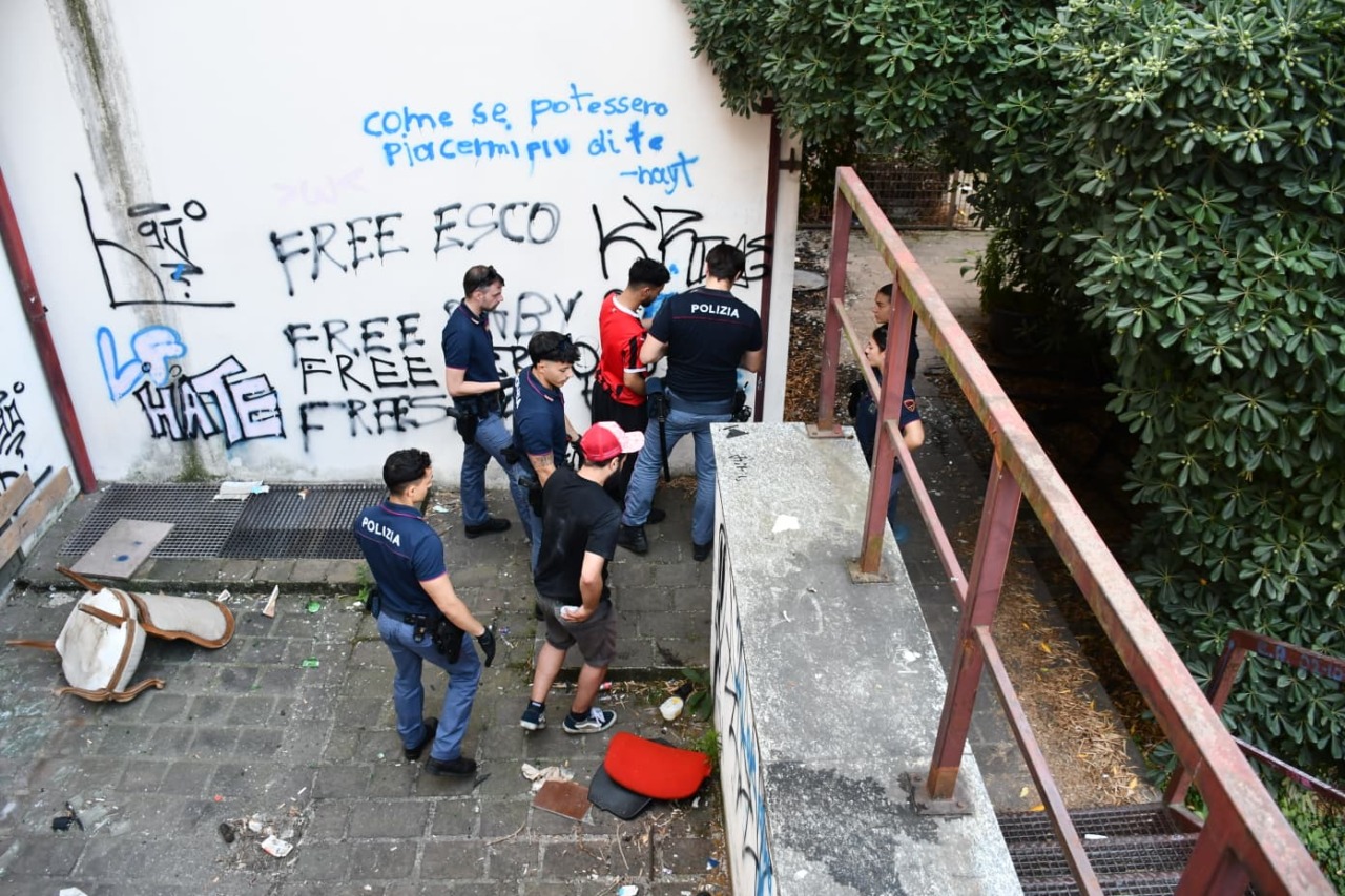 Albergo Italia: avviato lo sgombero, 14 persone fermate