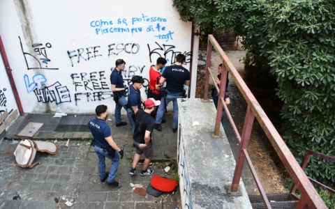 Albergo Italia: avviato lo sgombero, 14 persone fermate