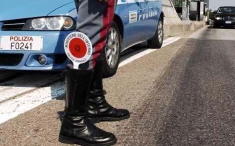 Camion contromano per dieci chilometri sull’A26: autista in stato di ebbrezza fermato dalla Polizia Stradale