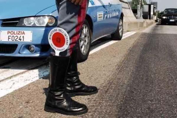 Camion contromano per dieci chilometri sull’A26: autista in stato di ebbrezza fermato dalla Polizia Stradale