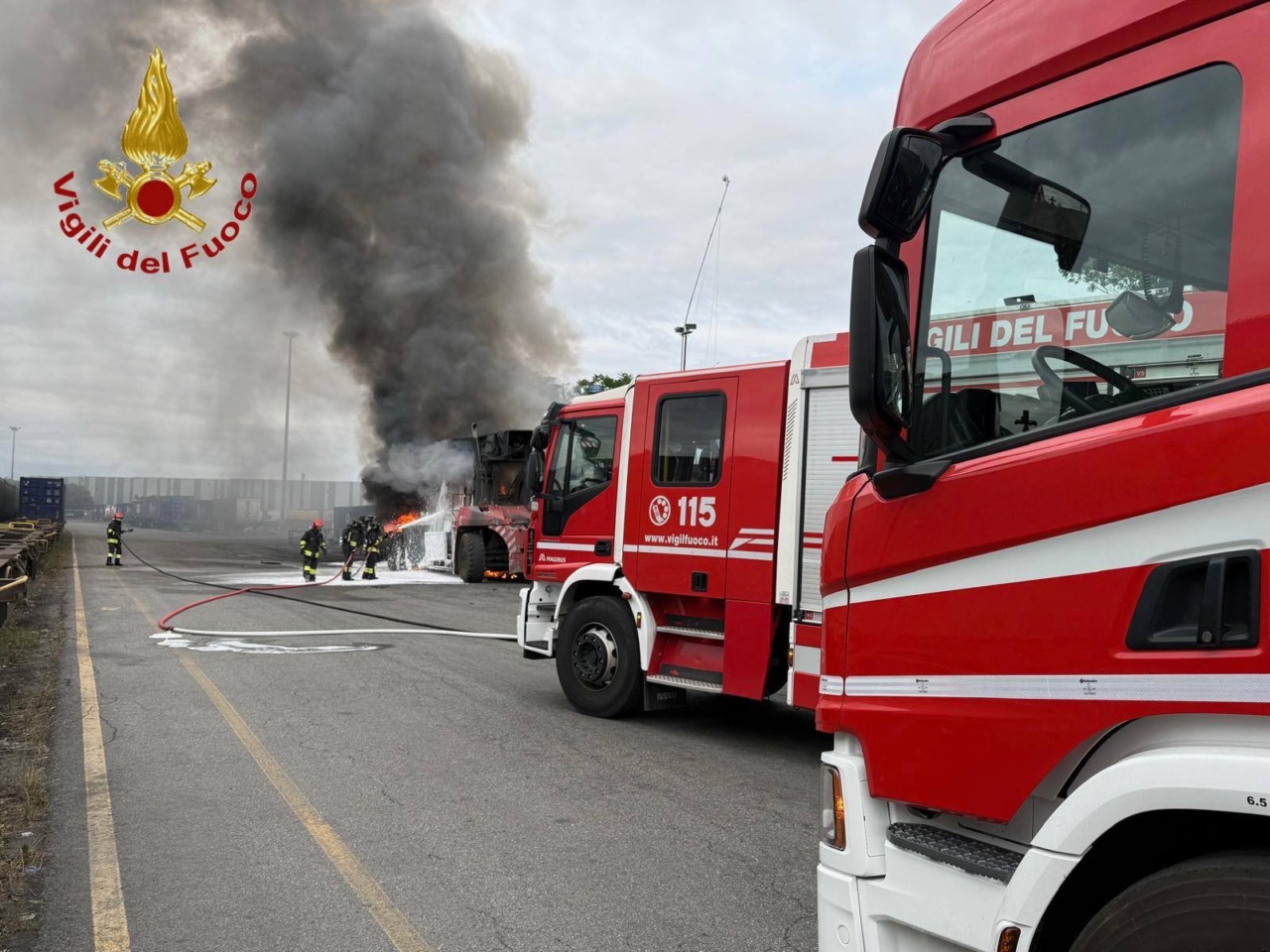 Fiamme avvolgono un’autogru al Terminal Merci di Novara: fumo visibile in tutta la città