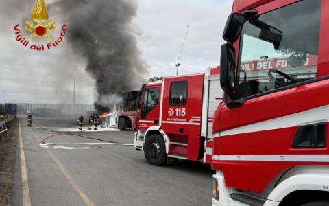 Fiamme avvolgono un’autogru al Terminal Merci di Novara: fumo visibile in tutta la città