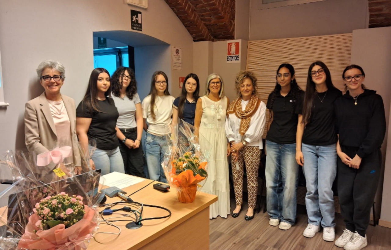 Il liceo Tornielli Bellini celebra il premio “Chiara Di Lucia” con riflessioni sulla sicurezza stradale