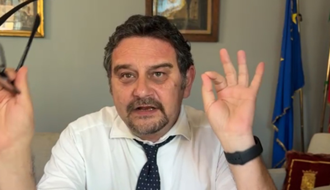 Il sindaco Canelli risponde alle critiche sugli ibis sacri: «Insulti e minacce inaccettabili»