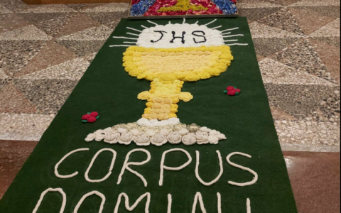 La Confraternita di Gargallo celebra il Corpus Domini con opere floreali