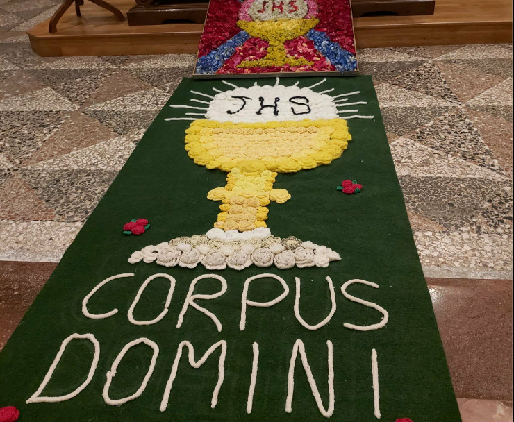 La Confraternita di Gargallo celebra il Corpus Domini con opere floreali
