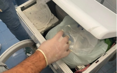 Novara, arrestato 22enne con un chilo di cocaina tra lavatrice e deodoranti