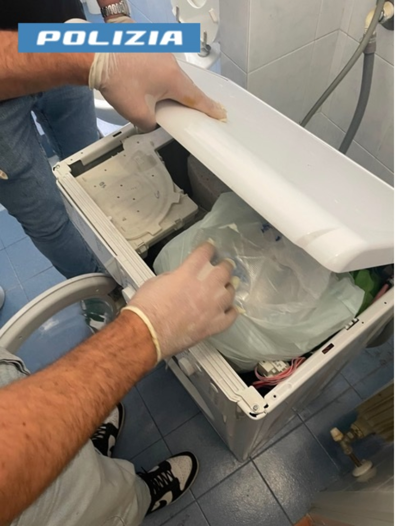 Novara, arrestato 22enne con un chilo di cocaina tra lavatrice e deodoranti