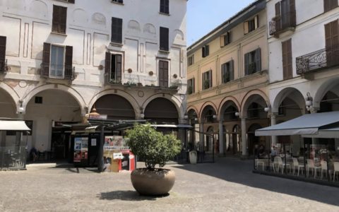 Novara celebra 80 anni di voto alle donne con un flash mob in piazza delle Erbe
