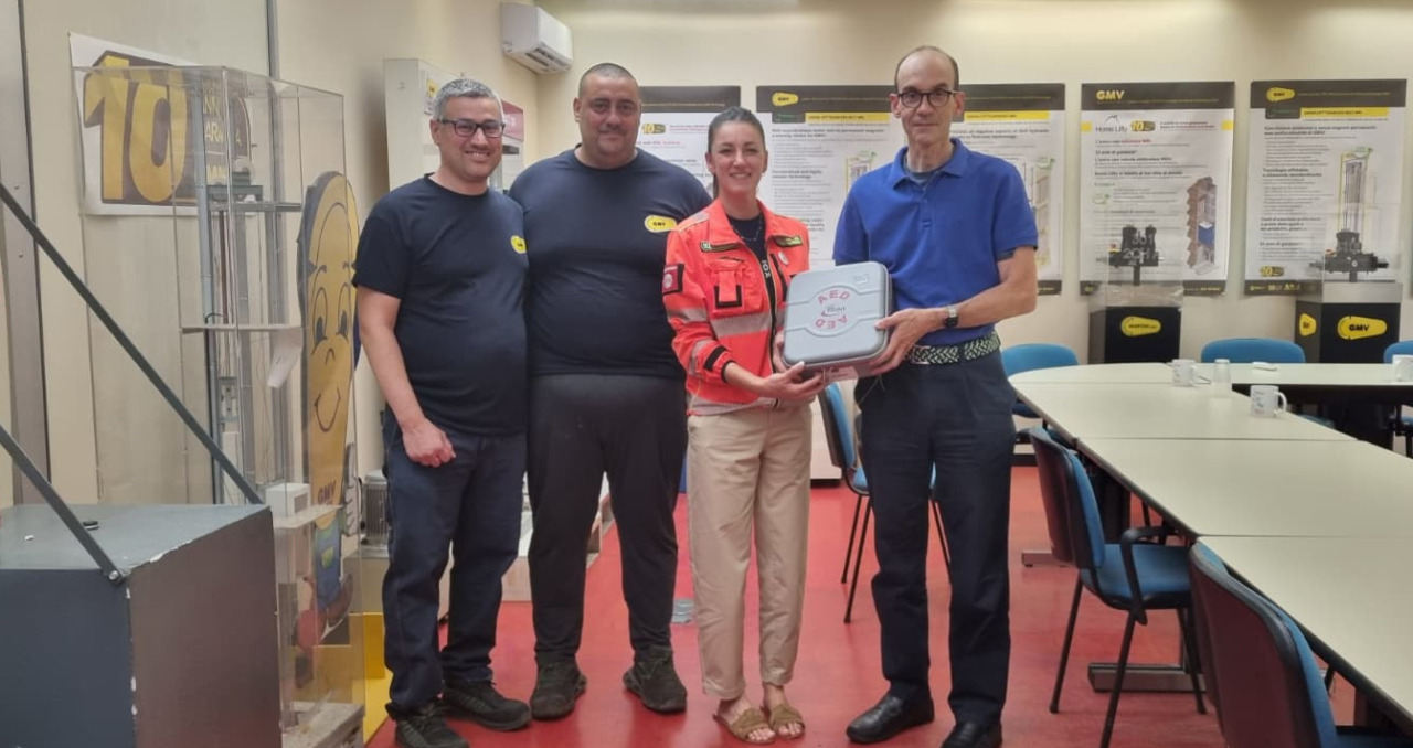 Novara Soccorso dona un defibrillatore alla GMV Martini di Novara