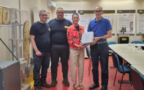 Novara Soccorso dona un defibrillatore alla GMV Martini di Novara