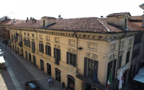 Proroga per il bando di affitto dei locali commerciali a Palazzo Tornielli a Borgomanero