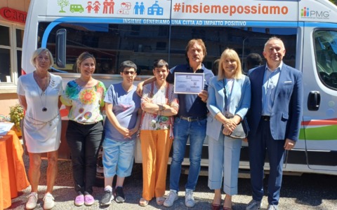 Quattro mezzi attrezzati donati al CADD e all’AUSER di Borgomanero