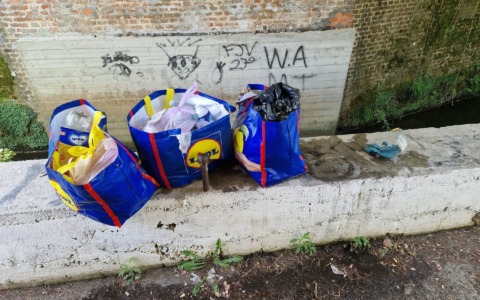 Rifiuti abbandonati a Comignago, il sindaco: “Un atto di inciviltà da condannare”