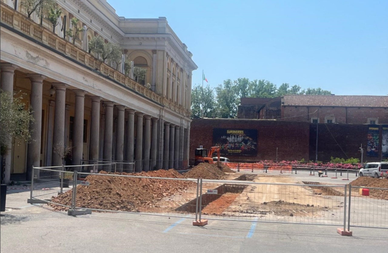 Scoperte mura tardo antiche in piazza Martiri durante i lavori