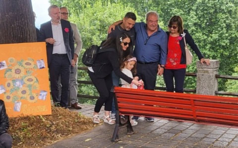 Una panchina rossa in memoria di Simona Melchionda a Oleggio