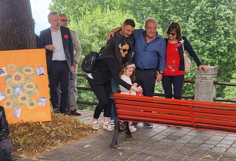 Una panchina rossa in memoria di Simona Melchionda a Oleggio