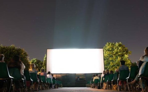 Ad Arona torna il cinema all’aperto con “Un mondo a parte”