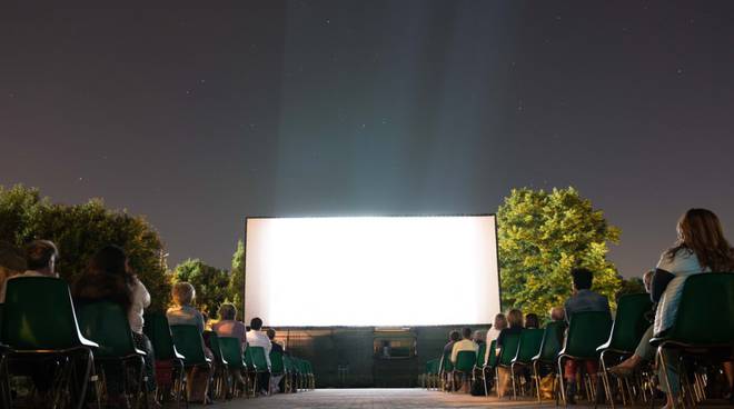 Ad Arona torna il cinema all’aperto con “Un mondo a parte”