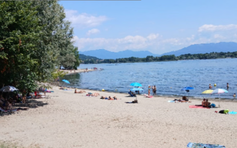 Arona, bagnanti ignorano i divieti a Punta Vevera: un’area a rischio tragedie