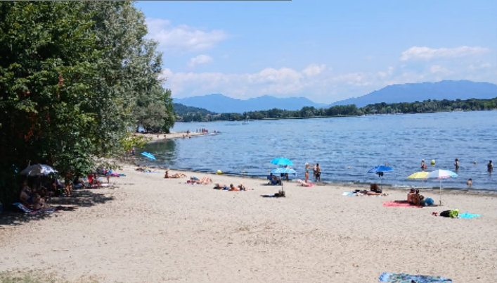 Arona, bagnanti ignorano i divieti a Punta Vevera: un’area a rischio tragedie