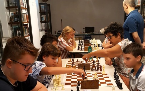 Arona, concluso il torneo finale di scacchi in biblioteca con i premiati del corso