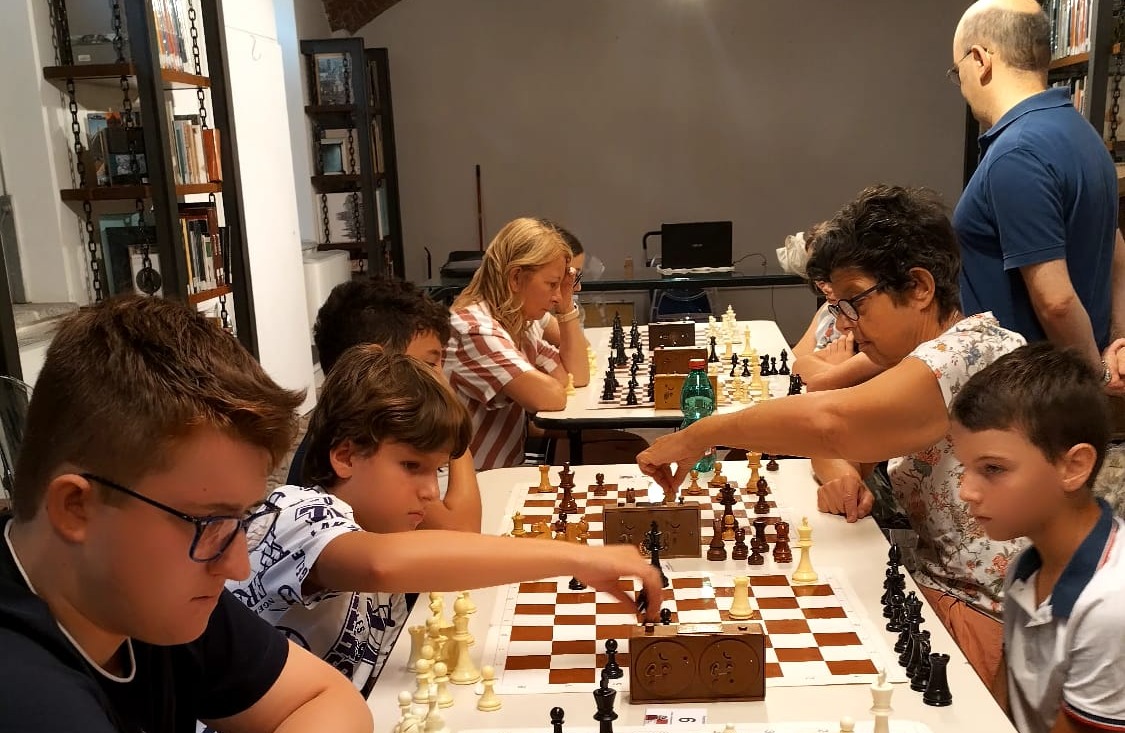 Arona, concluso il torneo finale di scacchi in biblioteca con i premiati del corso