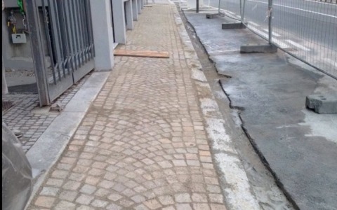 Avvio dei lavori per un nuovo marciapiede in corso Liberazione ad Arona