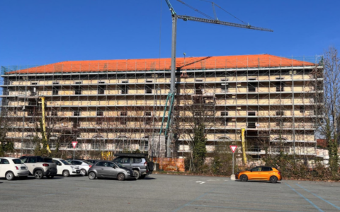 Discussione sui pannelli fotovoltaici al cantiere di nòva: i colori fanno discutere