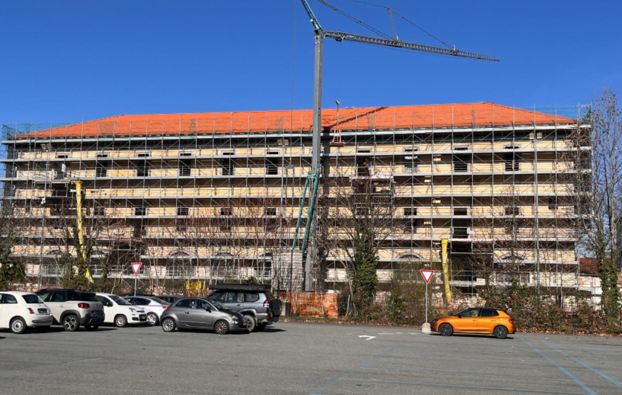 Discussione sui pannelli fotovoltaici al cantiere di nòva: i colori fanno discutere