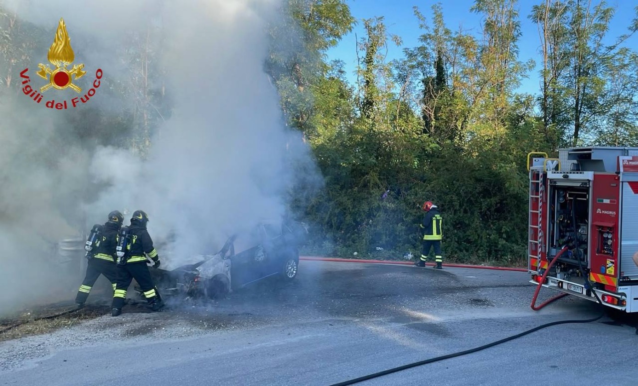 Fiamme avvolgono un’auto a Trecate: pronti i vigili del fuoco
