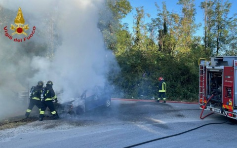 Fiamme avvolgono un’auto a Trecate: pronti i vigili del fuoco