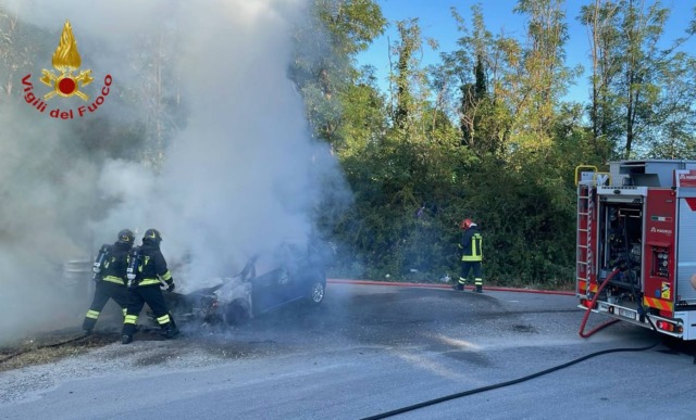 Fiamme avvolgono un’auto a Trecate: pronti i vigili del fuoco