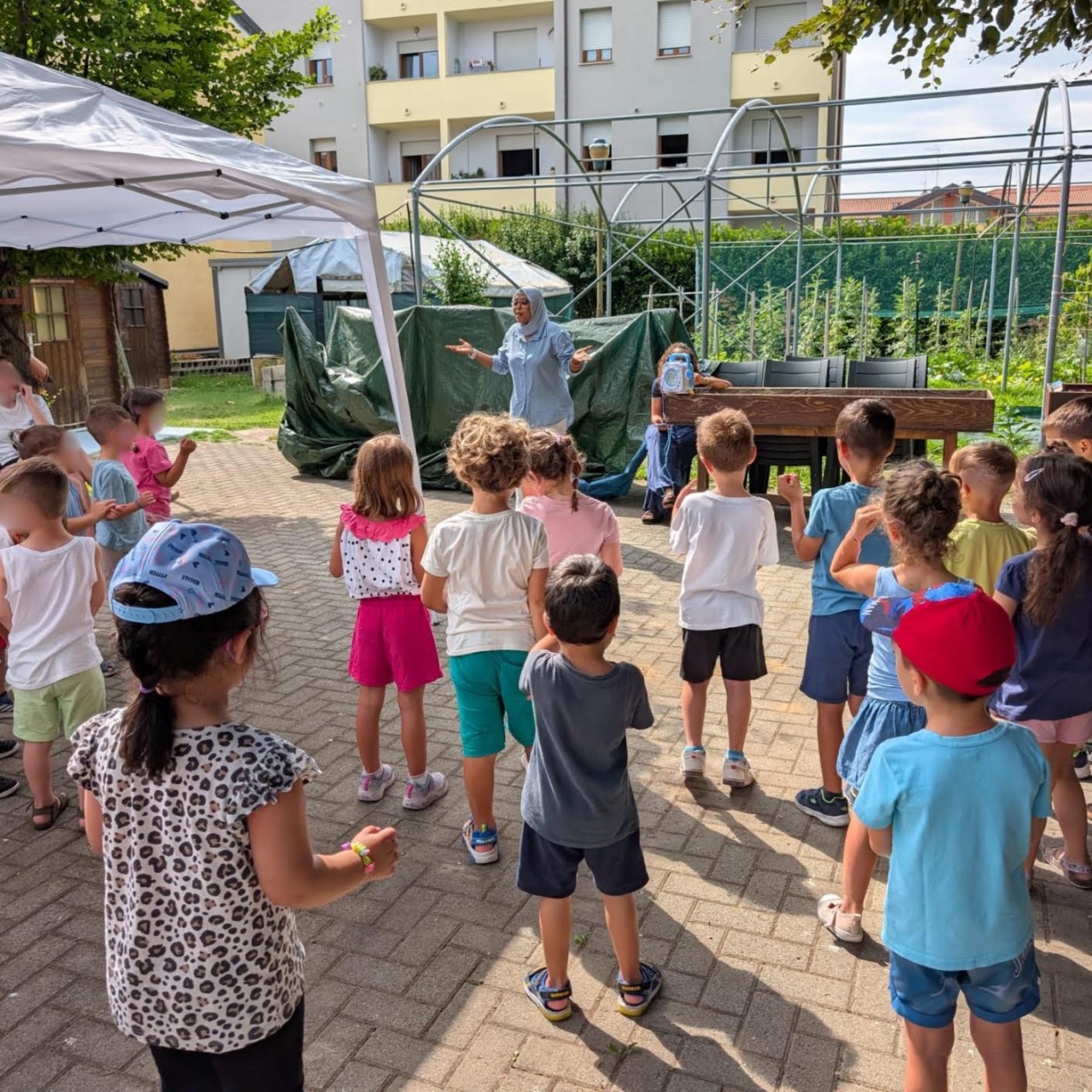 Galliate, novanta bambini del centro estivo curano l’Orto botanico dei Genitori Sth