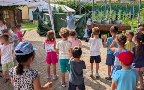 Galliate, novanta bambini del centro estivo curano l’Orto botanico dei Genitori Sth