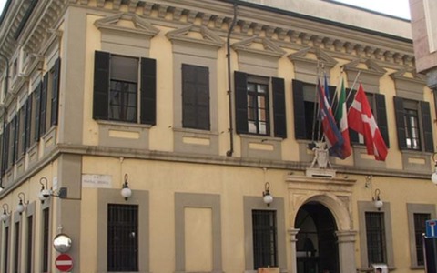Il Consiglio di Novara boccia la mozione contro De Grandis: emergono tensioni nella maggioranza