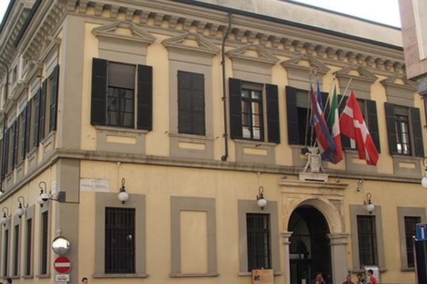 Il Consiglio di Novara boccia la mozione contro De Grandis: emergono tensioni nella maggioranza