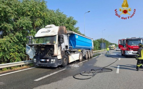 Incendio di un autoarticolato sulla tangenziale di Novara: traffico in difficoltà e tratto chiuso