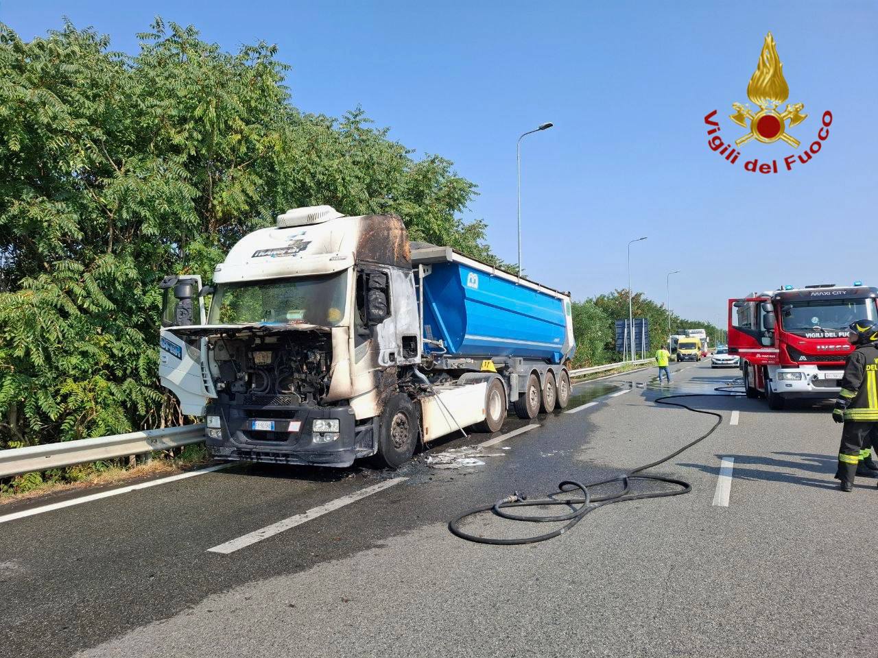 Incendio di un autoarticolato sulla tangenziale di Novara: traffico in difficoltà e tratto chiuso